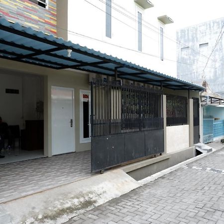 RedDoorz Hostel near Kota Lama Semarang Bagian luar foto