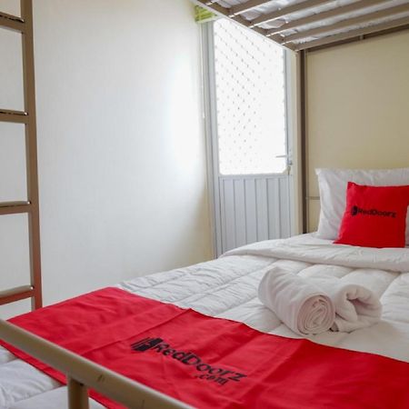 RedDoorz Hostel near Kota Lama Semarang Bagian luar foto