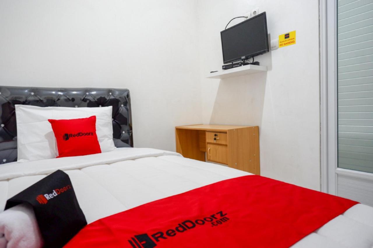 RedDoorz Hostel near Kota Lama Semarang Bagian luar foto