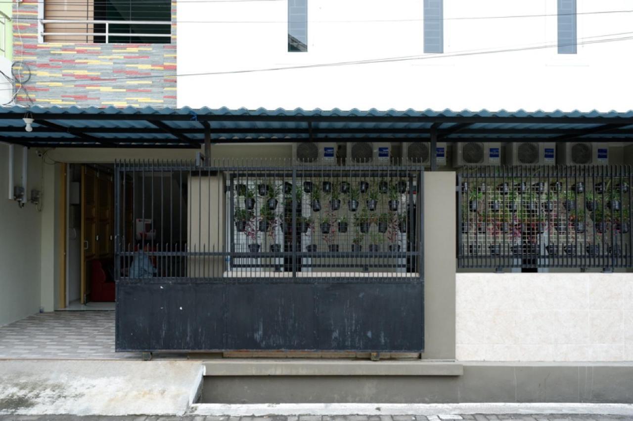 RedDoorz Hostel near Kota Lama Semarang Bagian luar foto