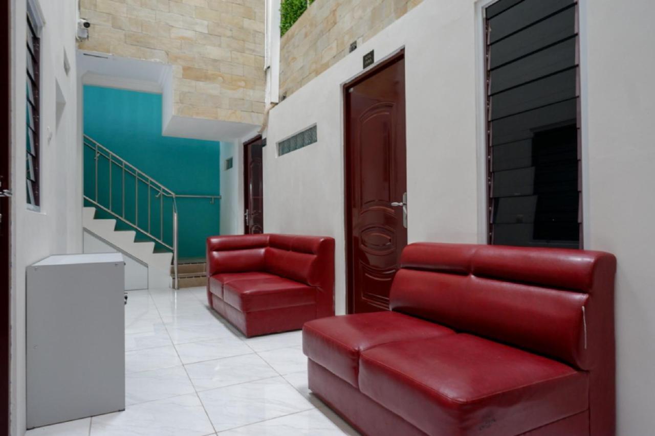 RedDoorz Hostel near Kota Lama Semarang Bagian luar foto