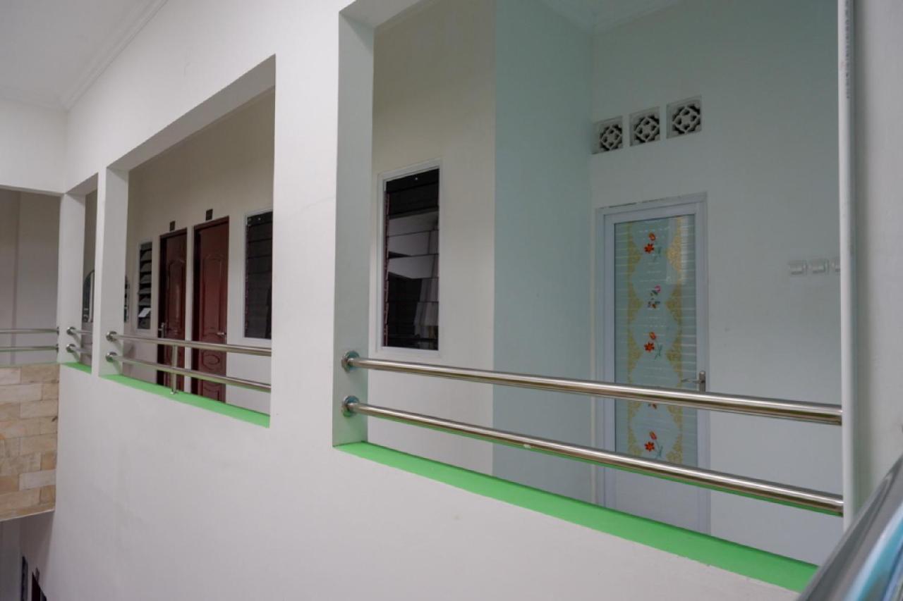 RedDoorz Hostel near Kota Lama Semarang Bagian luar foto