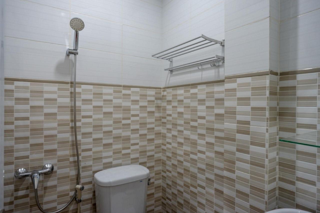 RedDoorz Hostel near Kota Lama Semarang Bagian luar foto