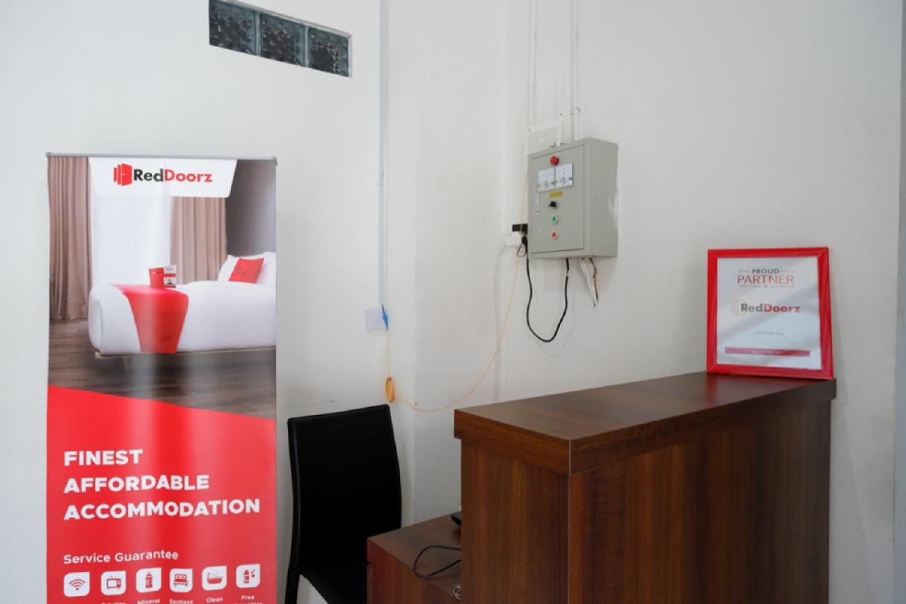 RedDoorz Hostel near Kota Lama Semarang Bagian luar foto