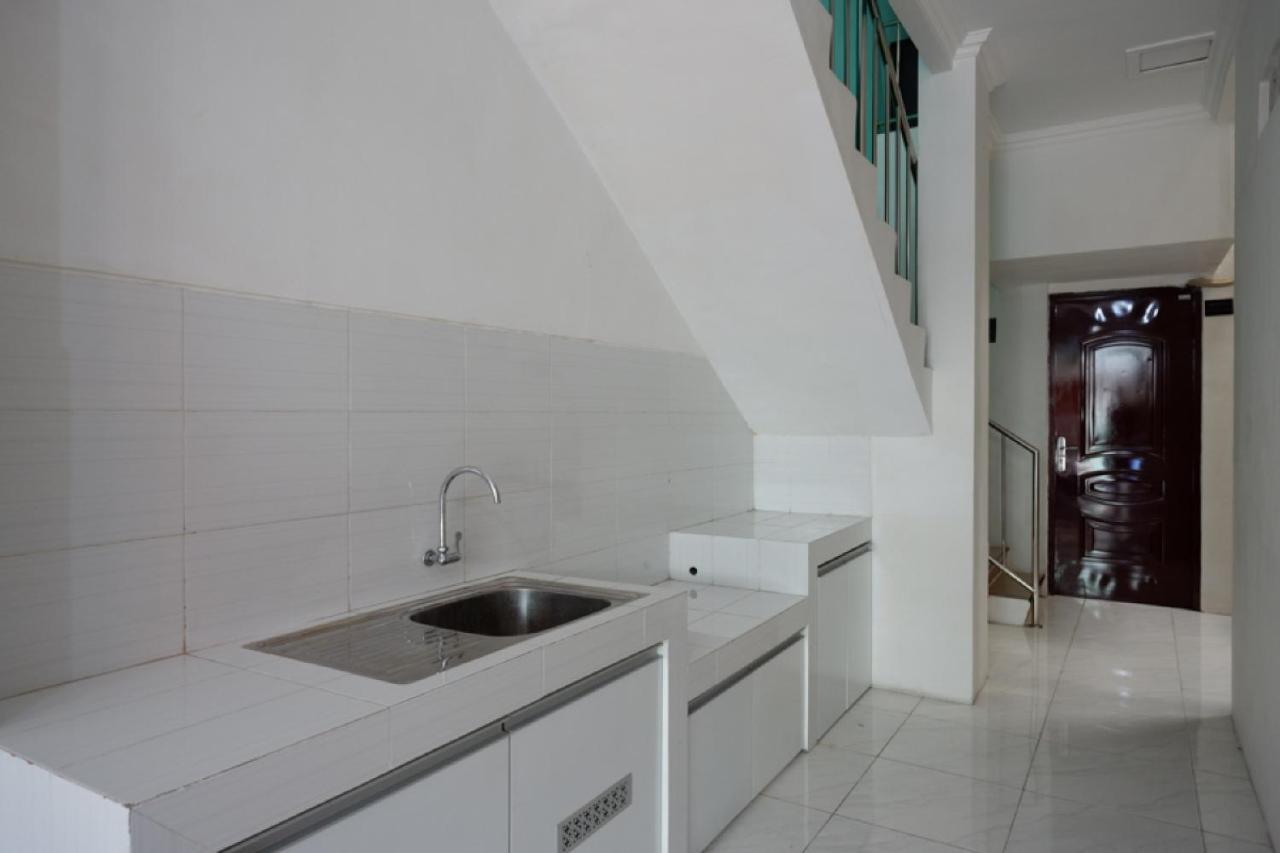 RedDoorz Hostel near Kota Lama Semarang Bagian luar foto