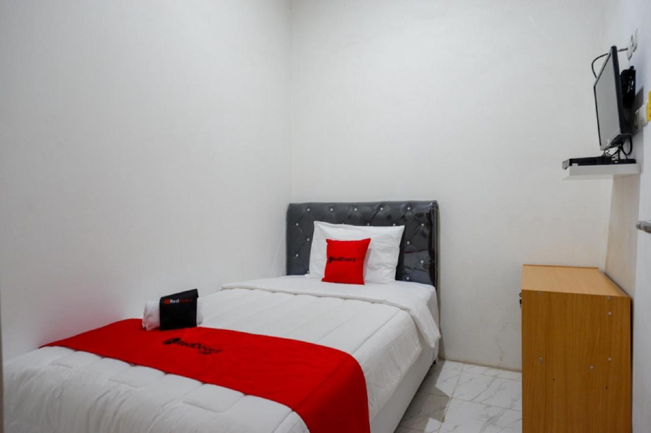 RedDoorz Hostel near Kota Lama Semarang Bagian luar foto