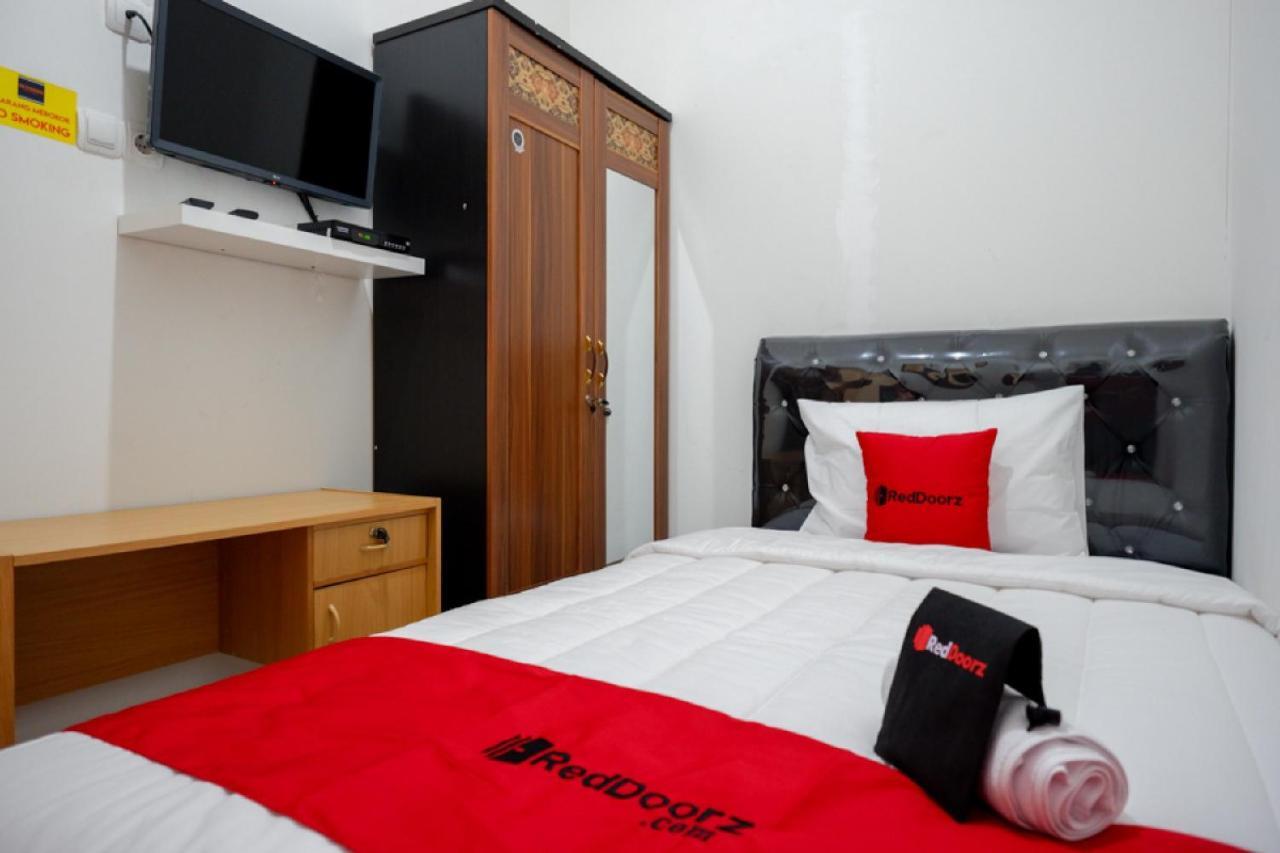 RedDoorz Hostel near Kota Lama Semarang Bagian luar foto