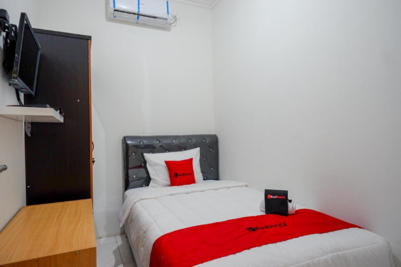 RedDoorz Hostel near Kota Lama Semarang Bagian luar foto