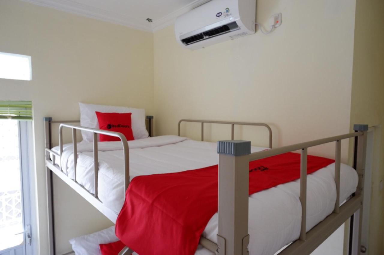 RedDoorz Hostel near Kota Lama Semarang Bagian luar foto