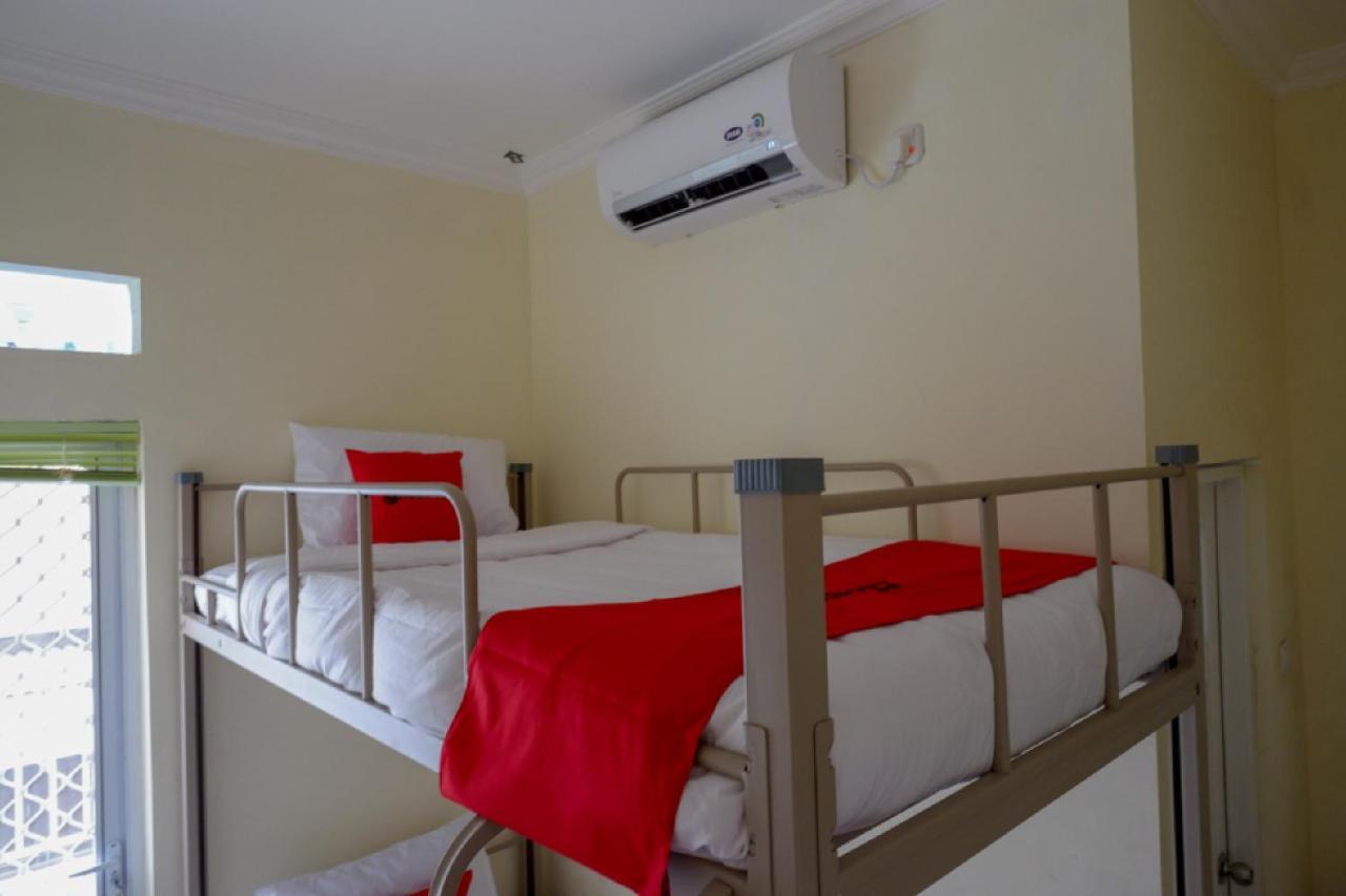 RedDoorz Hostel near Kota Lama Semarang Bagian luar foto