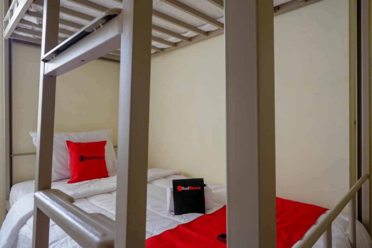 RedDoorz Hostel near Kota Lama Semarang Bagian luar foto
