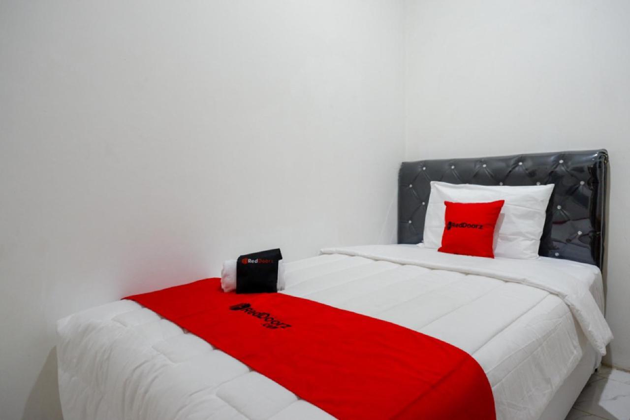 RedDoorz Hostel near Kota Lama Semarang Bagian luar foto