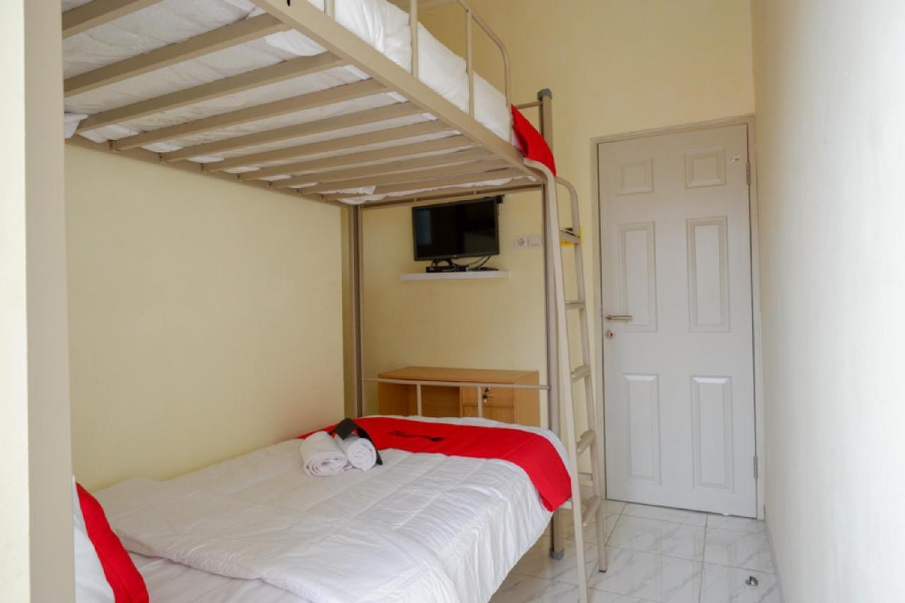 RedDoorz Hostel near Kota Lama Semarang Bagian luar foto