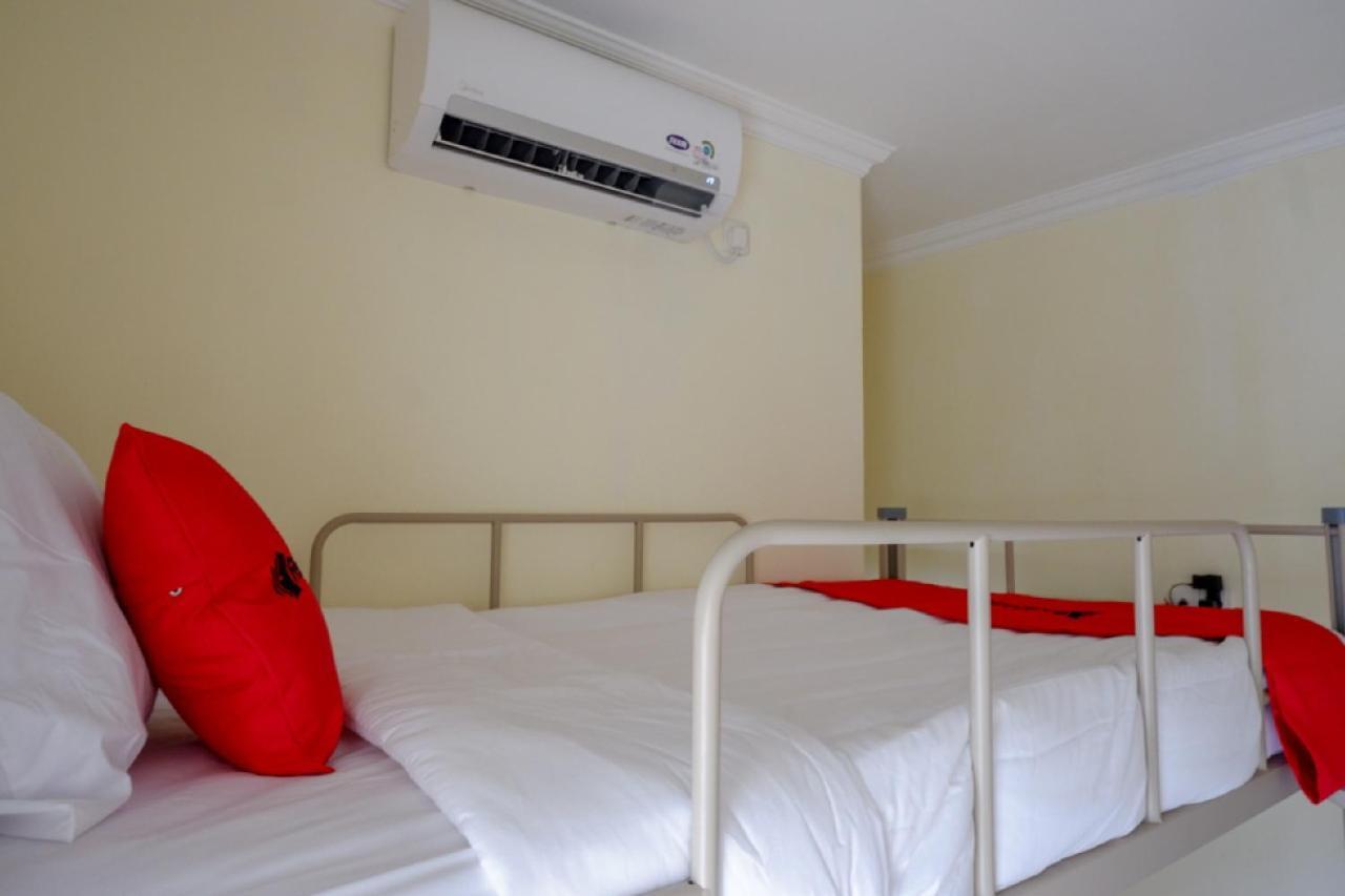 RedDoorz Hostel near Kota Lama Semarang Bagian luar foto