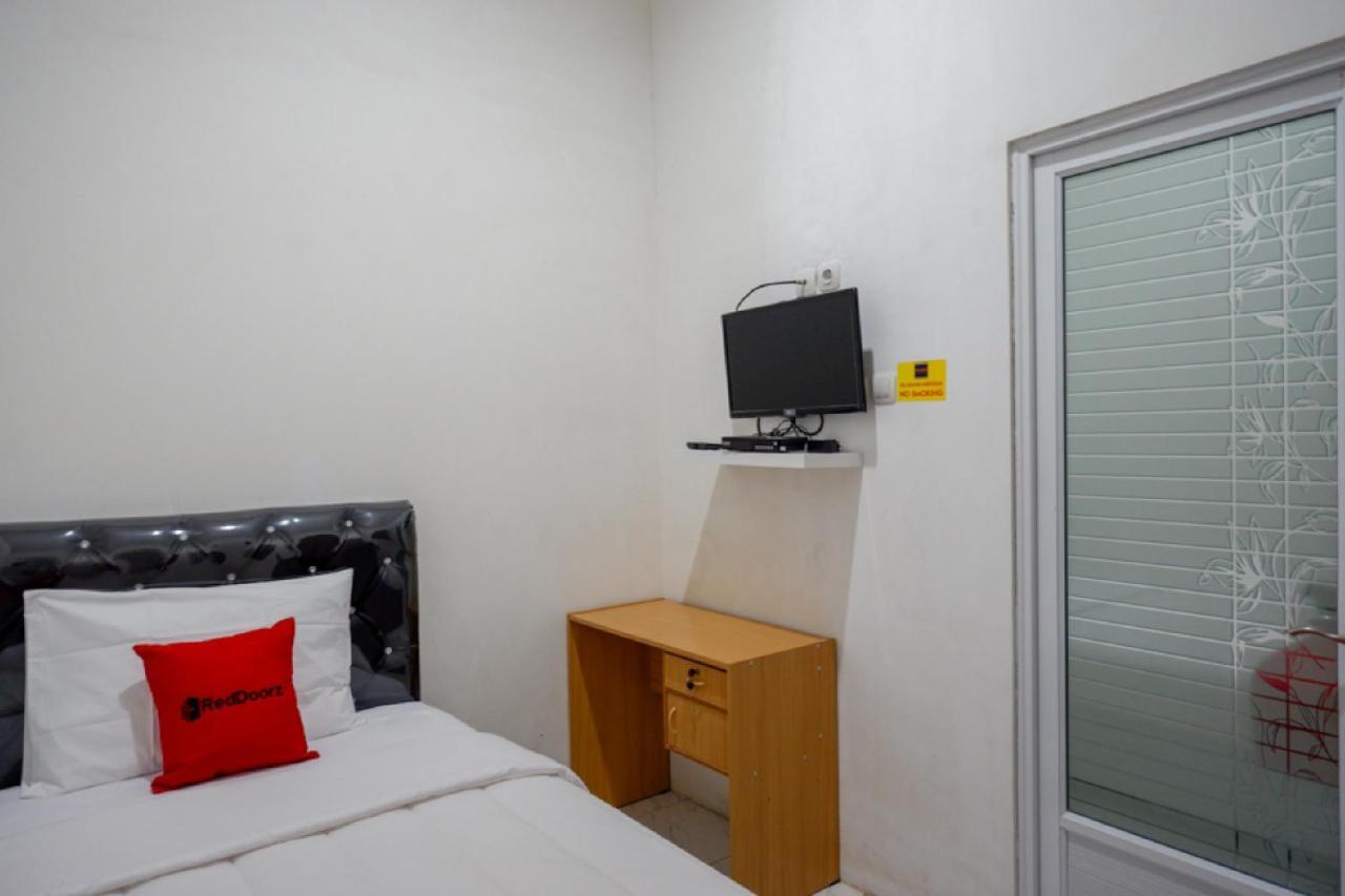 RedDoorz Hostel near Kota Lama Semarang Bagian luar foto