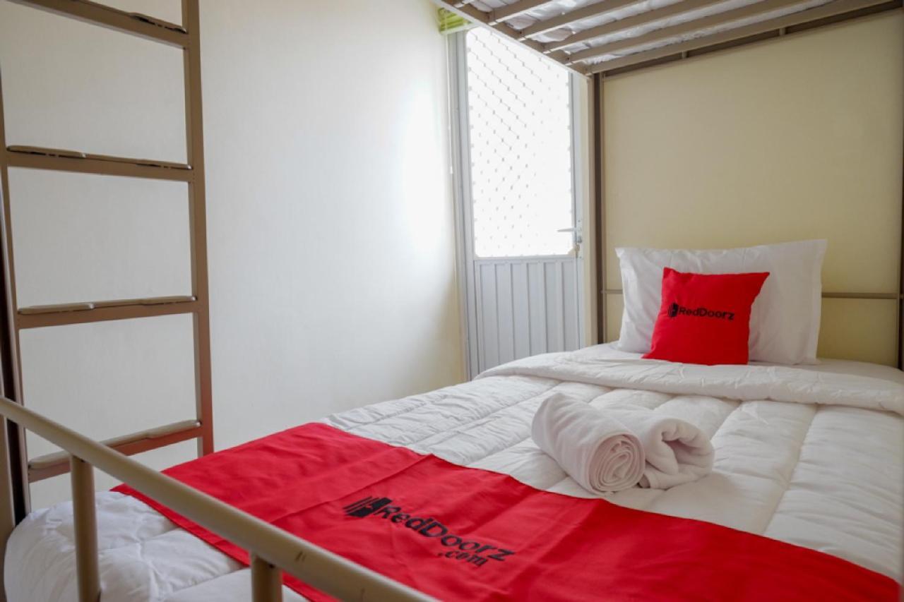 RedDoorz Hostel near Kota Lama Semarang Bagian luar foto