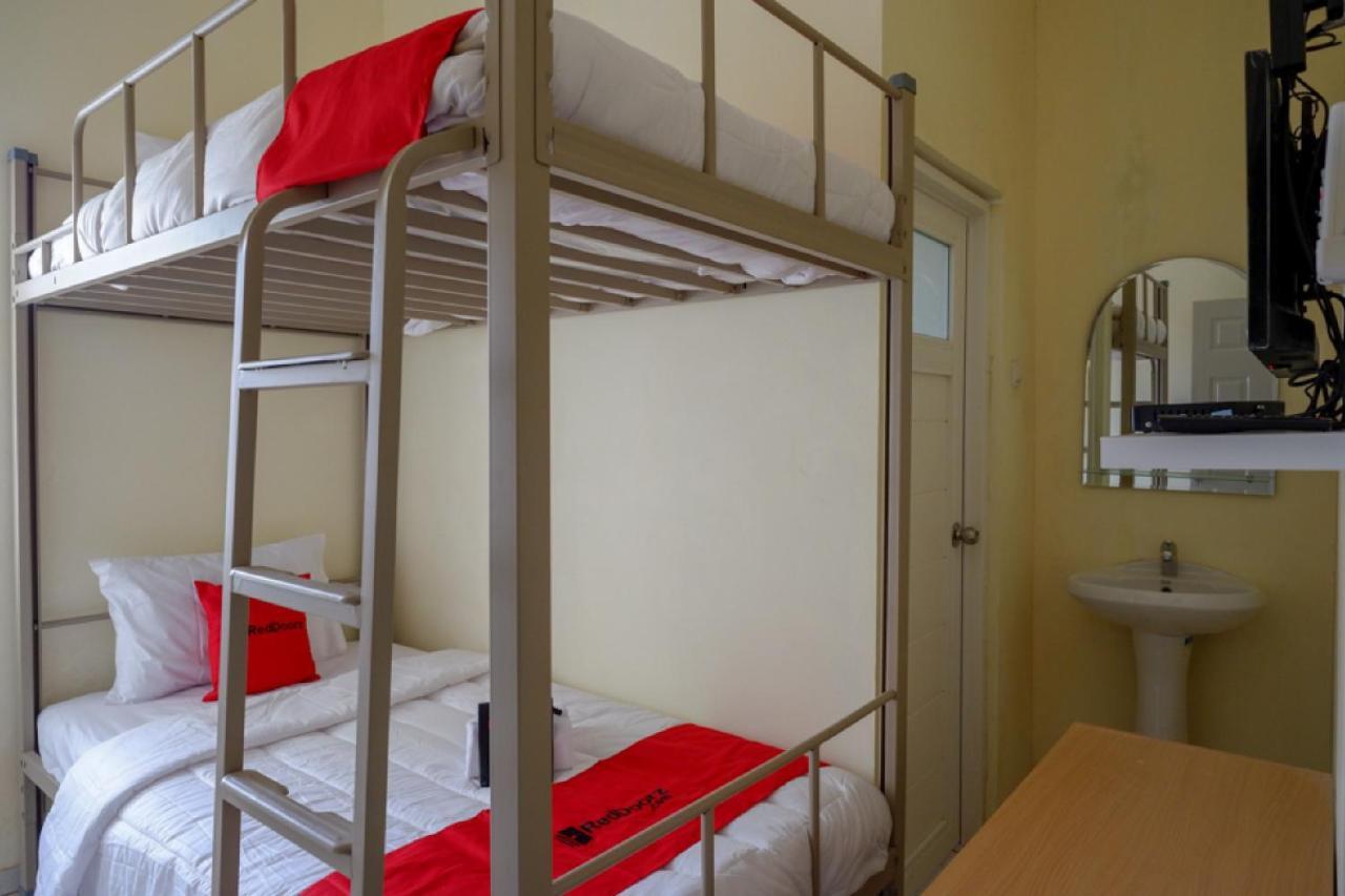 RedDoorz Hostel near Kota Lama Semarang Bagian luar foto