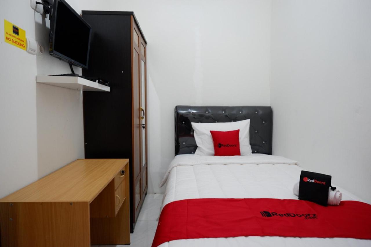 RedDoorz Hostel near Kota Lama Semarang Bagian luar foto